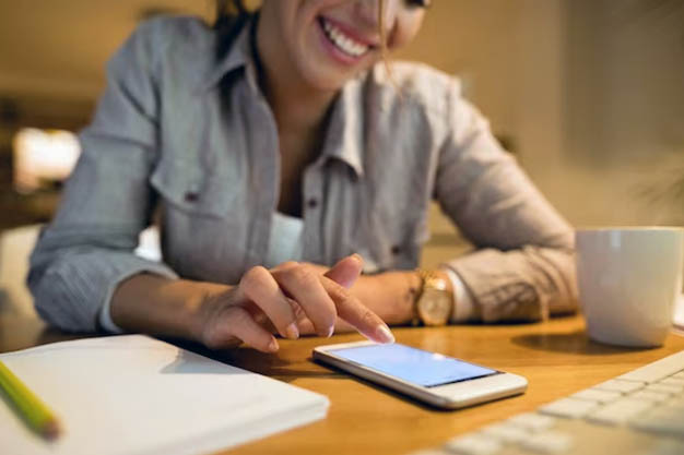 Close-up de um smartphone com uma mensagem de texto romântica em português.