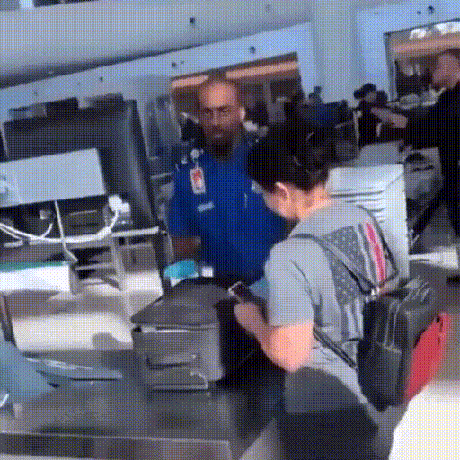 Gif do segurança do aeroporto encontrando um dildo